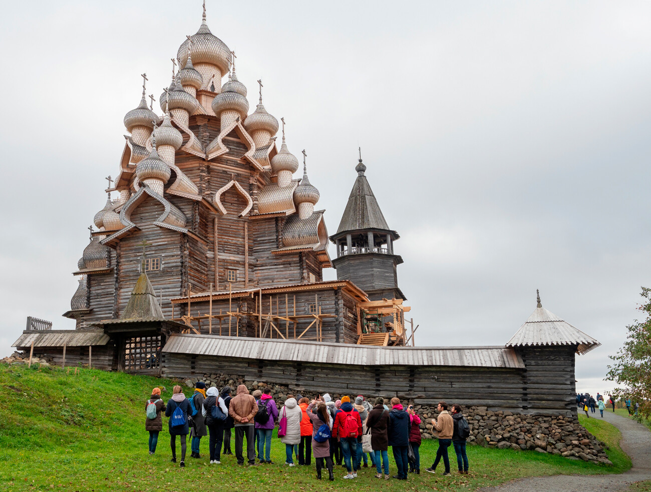 Skupina turistov ob cerkvi Gospodove preobrazbe iz 18. stoletja, ki je del arhitekturnega kompleksa državnega zgodovinskega in arhitekturnega muzejskega rezervata 