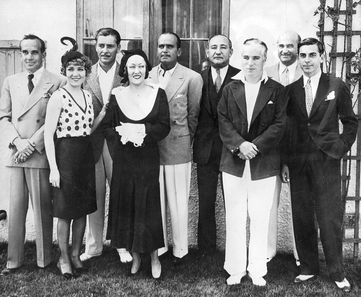Актери и продуценти на United Artists Corporation: (од лево кон десно) Ал Џонсон, Мери Пикфорд, Роналд Колман, Глорија Свансон, Даглас Фербанкс, Џозеф Шенк, Чарли Чаплин, Семјуел Голдвин и Еди Кантор. Лос Анѓелес, 1930.

