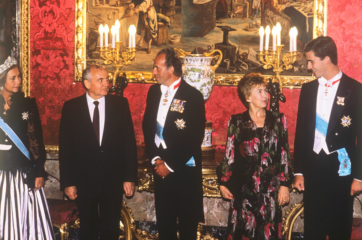 Президент СССР и первая леди на приеме у испанского короля - с его женой и наследником престола