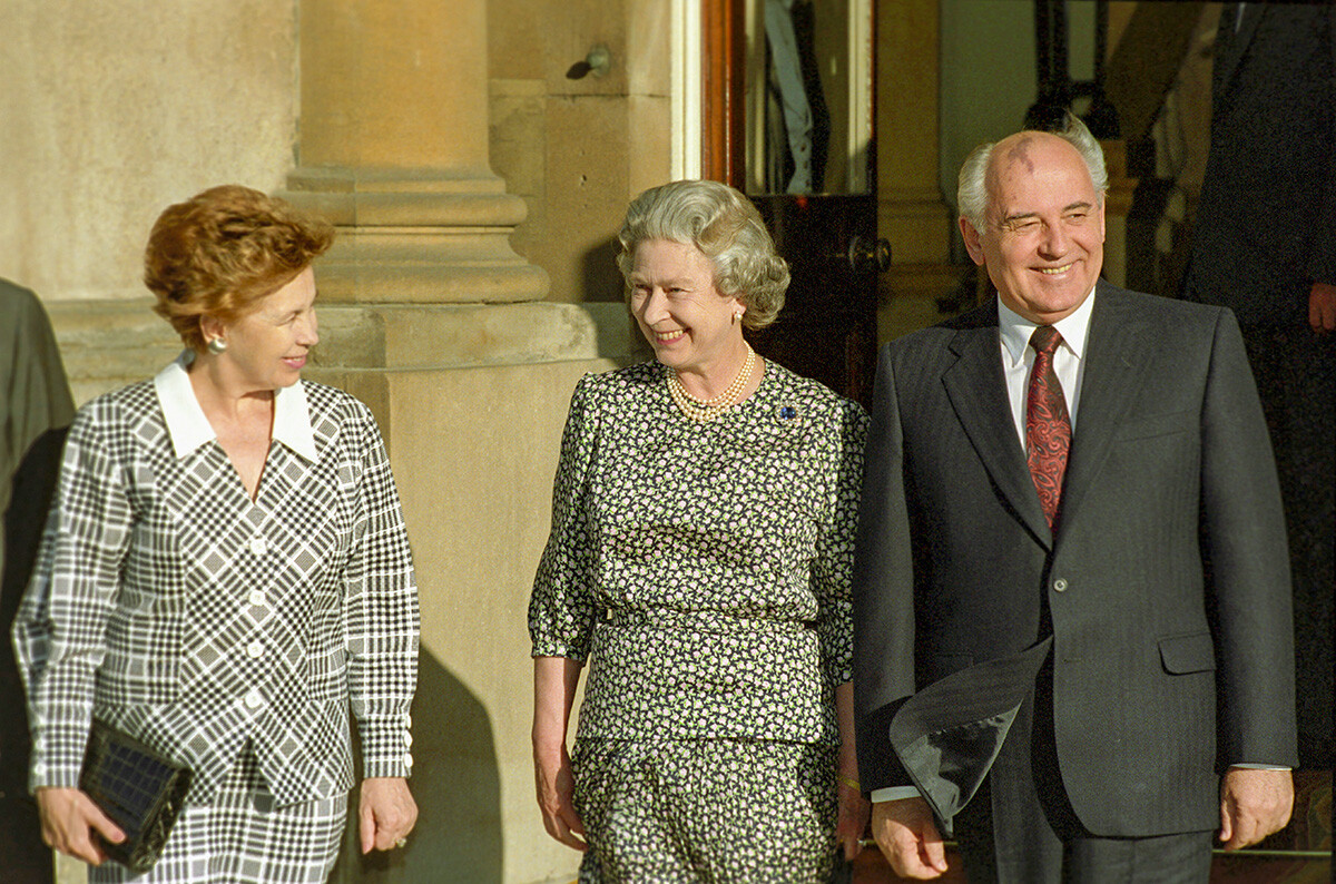 ロンドンで女王エリザベス2世と会見するミハイル・ゴルバチョフとライサ夫人、1991年