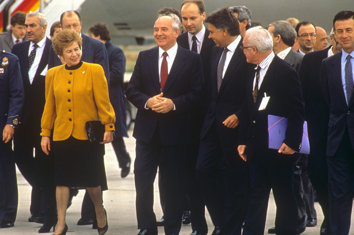 スペイン、マドリード空港で歓迎を受けるゴルバチョフ夫妻、1990年