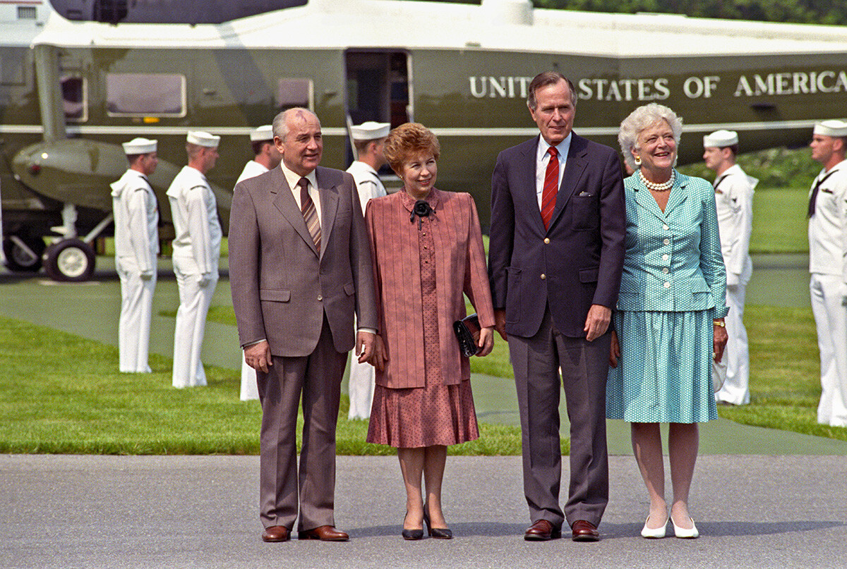 キャンプデイヴィッドの大統領官邸にて、ゴルバチョフ夫妻とジョージ・ブッシュ夫妻、1990年
