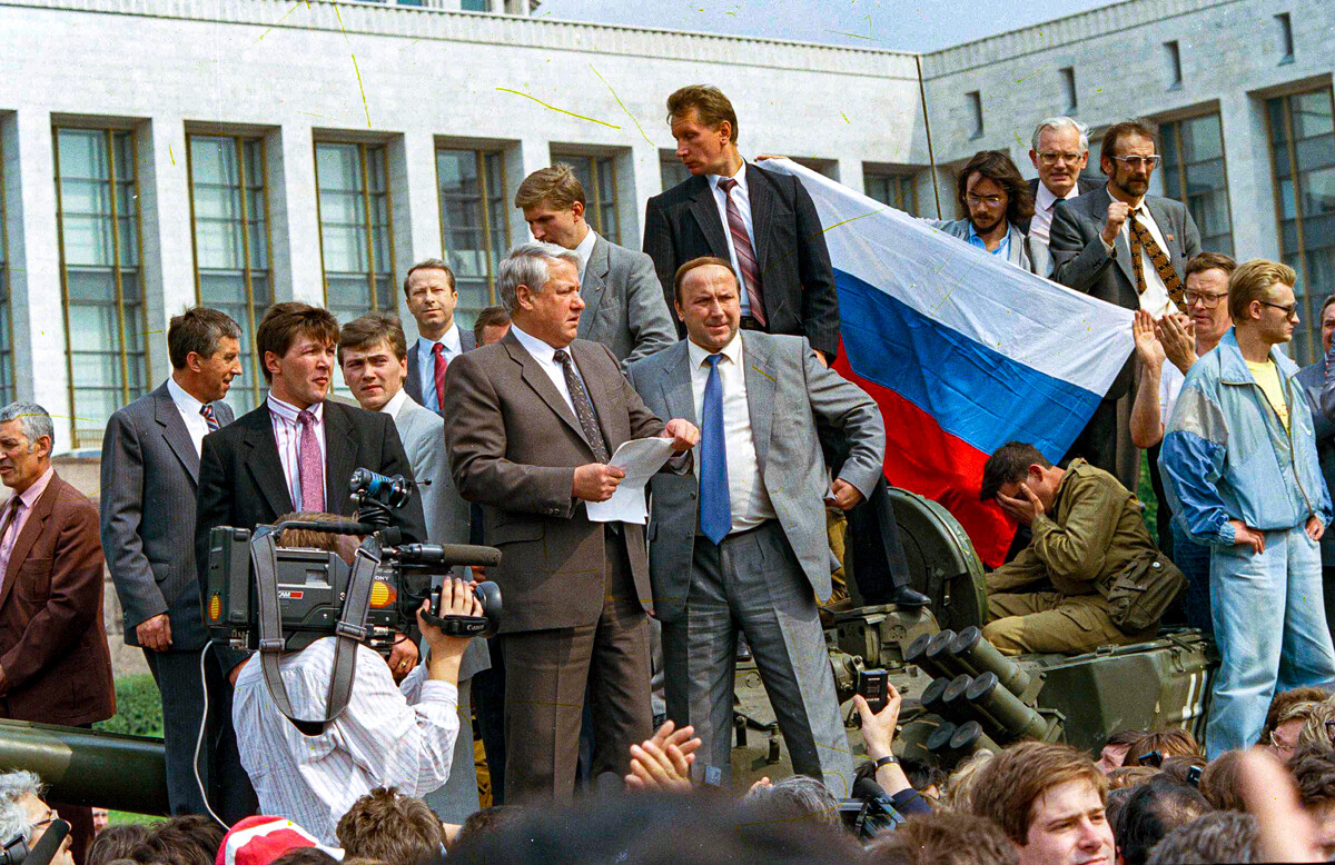 Boris Eltsin si rivolge alla folla da sopra un carro armato