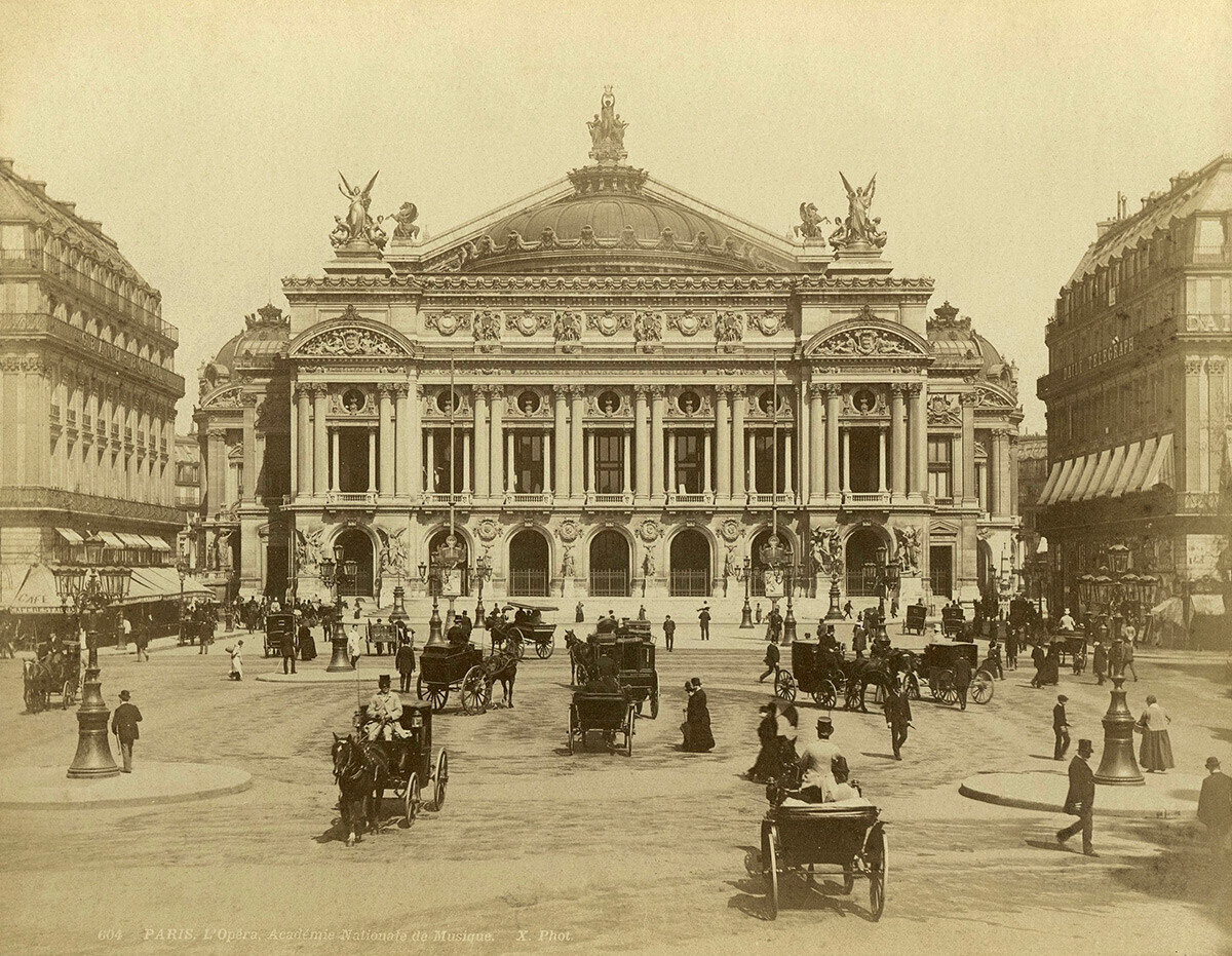 Pemandangan depan Opera de Paris, antara tahun 1880 dan 1900