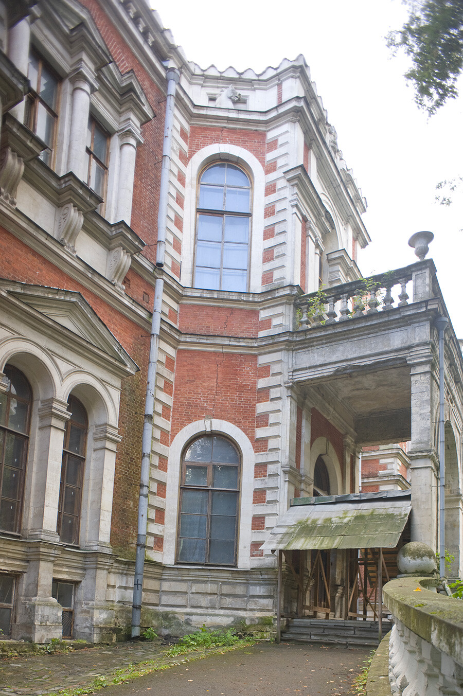 Vorontsov-Dashkov mansion. North facade with main entrance. August 30, 2014.