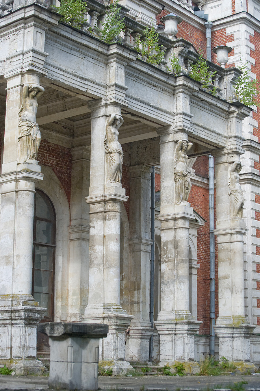 Vorontsov-Dashkov mansion. South facade portico with caryatids. August 30, 2014.