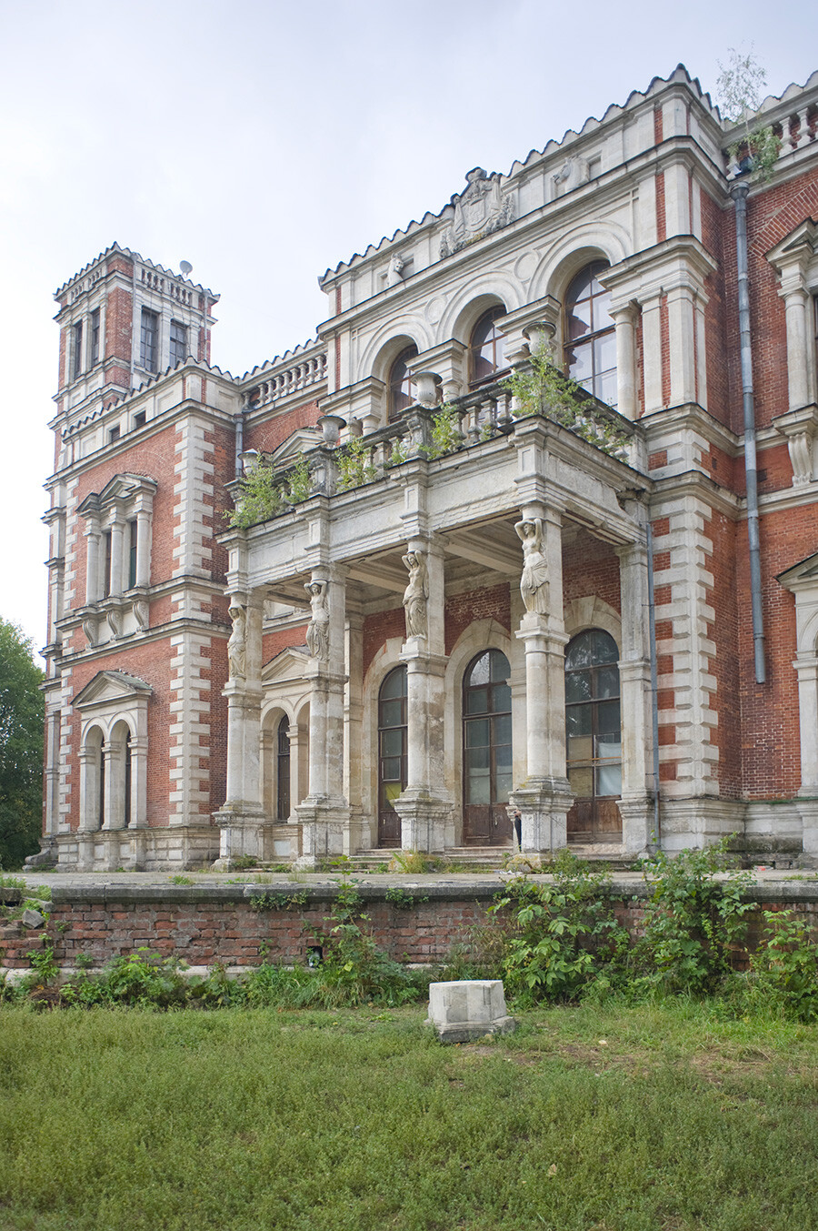 Vorontsov-Dashkov mansion. South facade with portico. August 30, 2014.