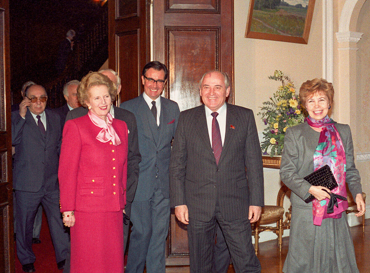 Mikhail e Raisa Gorbachev durante encontro com Margaret Thatcher em Londres, 1989.
