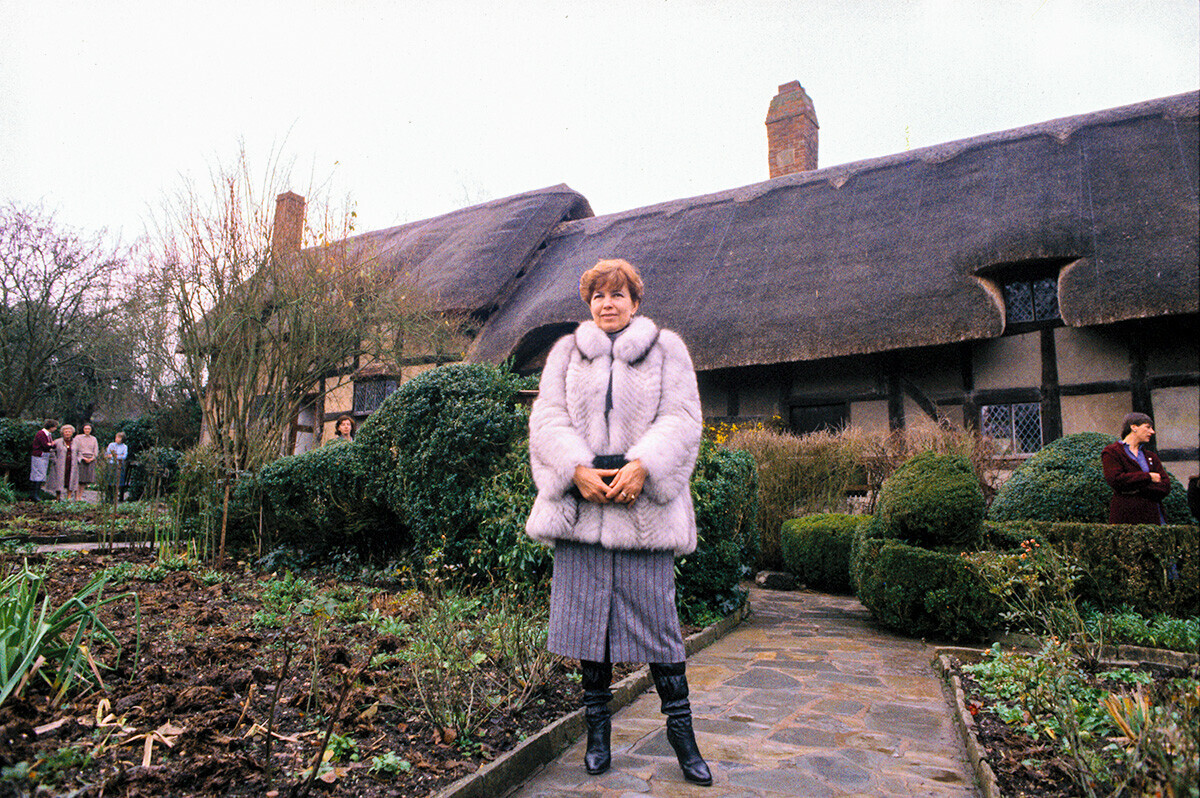 Raisa Gorbacheva em frente da antiga casa inglesa Anne Hathaway, 1984.