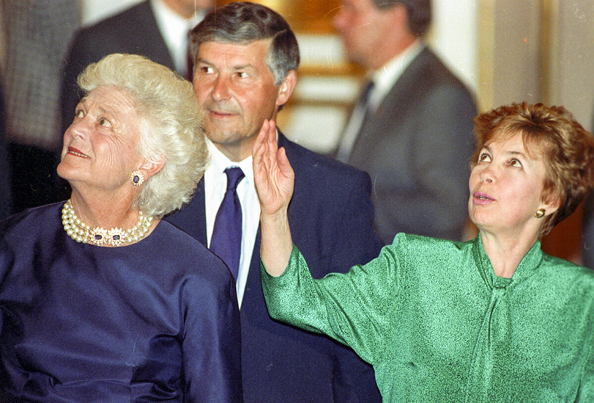 Raíssa Gorbatchov e Barbara Bush durante a visita do presidente dos Estados Unidos, George W. Bush, em Moscou, em 1991.