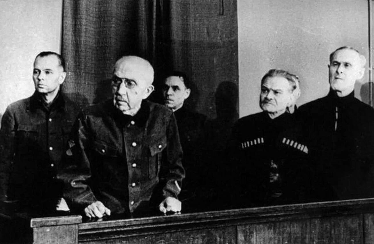 Juicio (15-16 de enero de 1947). Primera fila: P. N. Krasnov, A.G. Shkuro, S. Klych-Girey. Segunda fila: G. von Pannvitz, S. N. Krasnov, T. N. Domanov