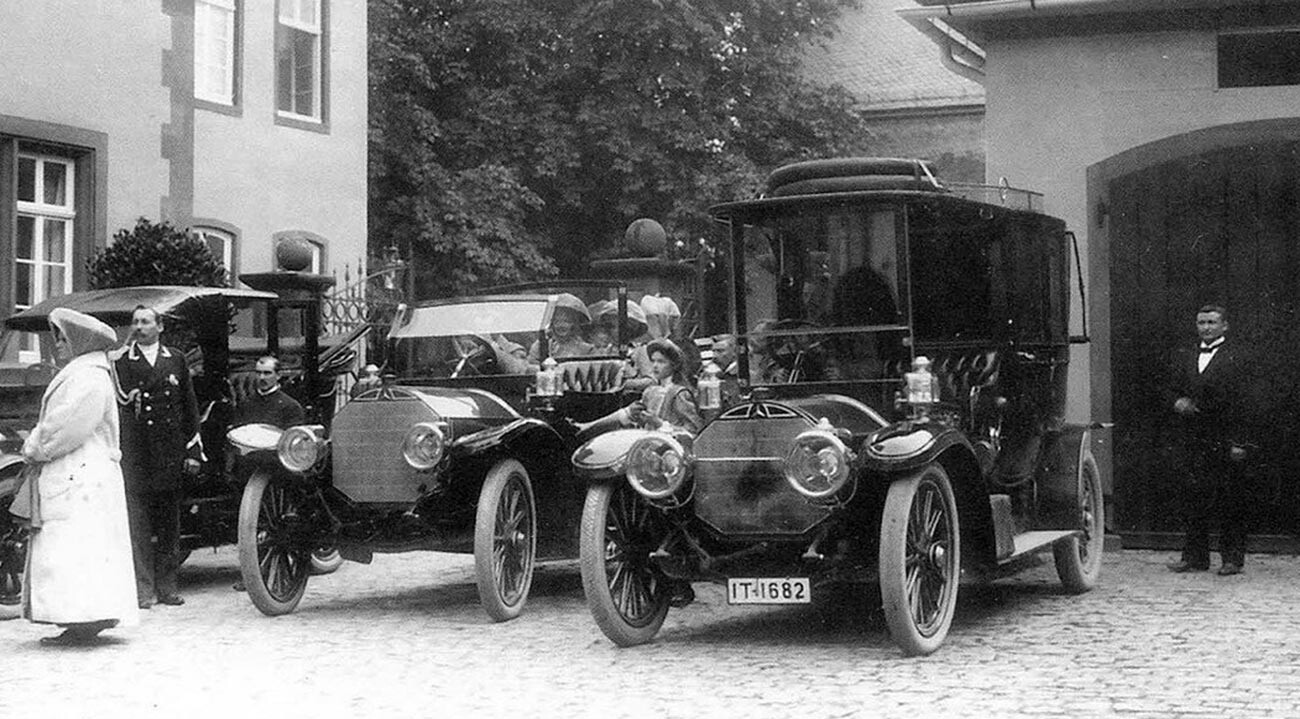 Zwei Mercedes-Autos aus der Garage der Zarenfamilie