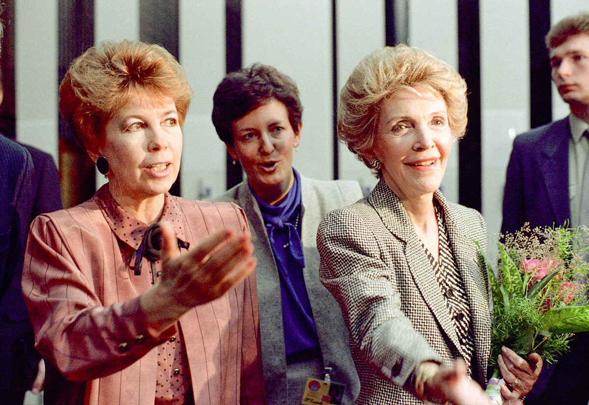 Raïssa Gorbatcheva et Nancy, la femme de Ronald Reagan, à Moscou, en 1988

