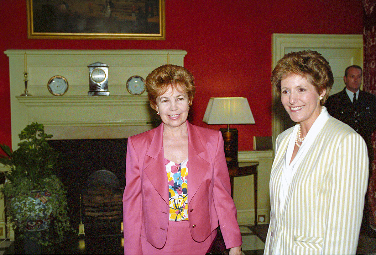 Raïssa Gorbatcheva et Norma Major, épouse du Premier ministre britannique, avant le sommet du G7 à Londres, en 1991

