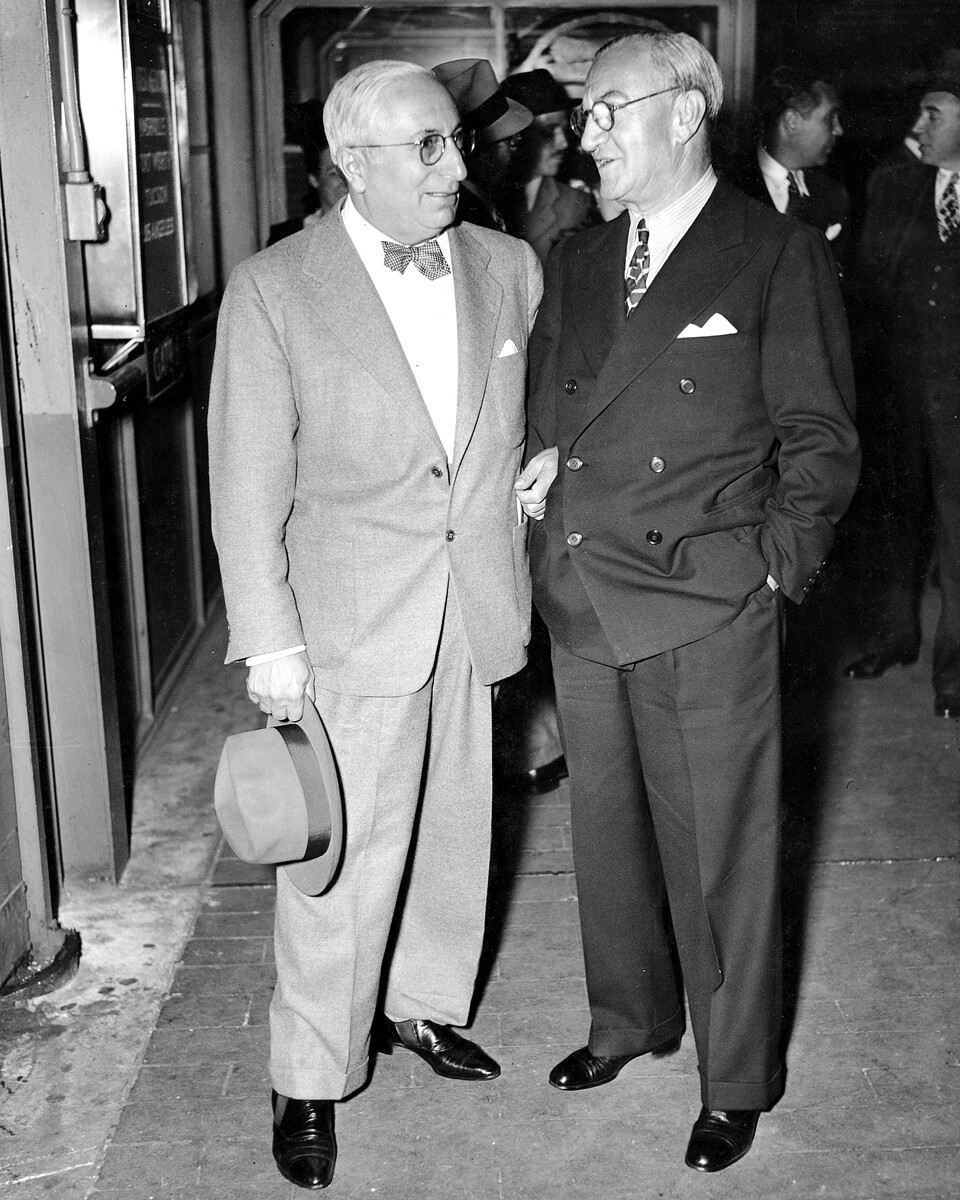 Louis B. Mayer y Nicholas Schenck en el aeropuerto La Guardia. Schenck estaba en el aeropuerto para despedirse de Mayer que se marcha a Hollywood, 1941