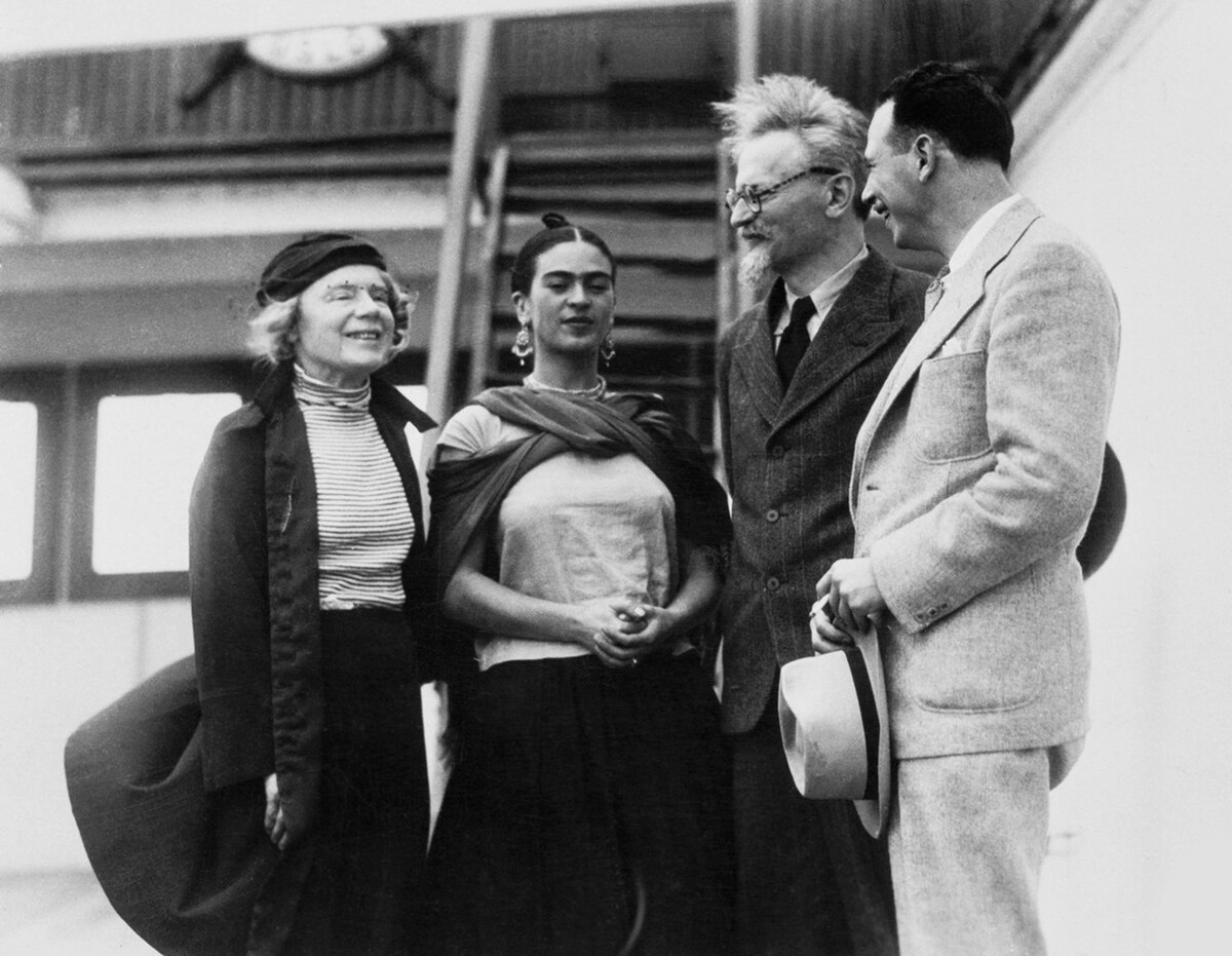 Lev Trotski y su segunda esposa, Natalia Sedova, son recibidos por la pintora mexicana Frida Kahlo y el teórico marxista estadounidense Max Shachtman, México, 9 de enero de 1937.