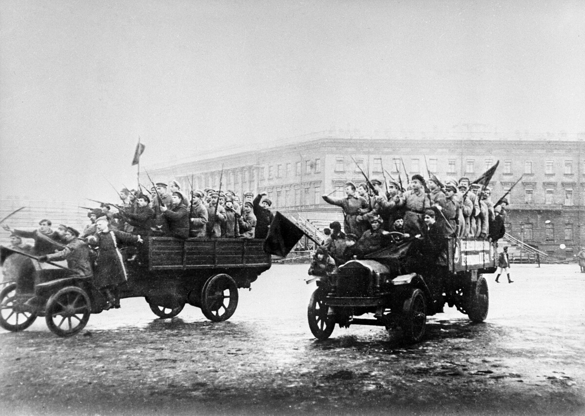Отряды вооруженных матросов и солдат направляются к Зимнему дворцу. Октябрьские дни 1917 года. 