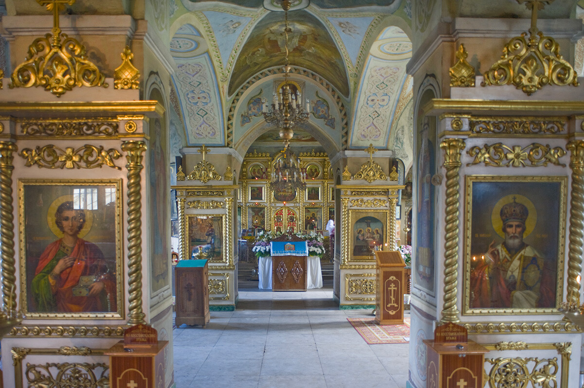 À l’intérieur de la chapelle de la Nativité, vue sur l’iconostase 
