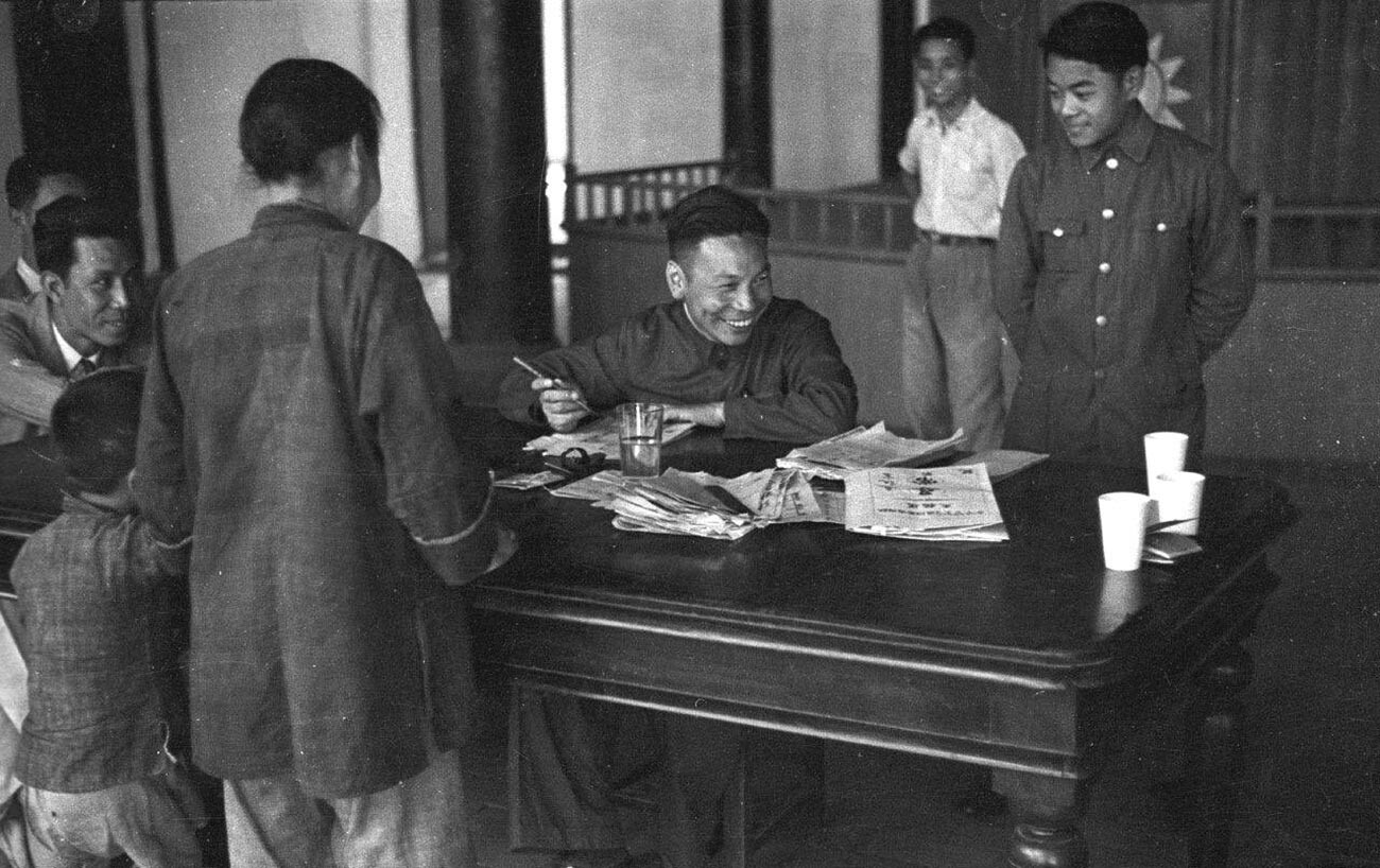 Chiang Ching-kuo em Gannan durante o início dos anos 1940. 