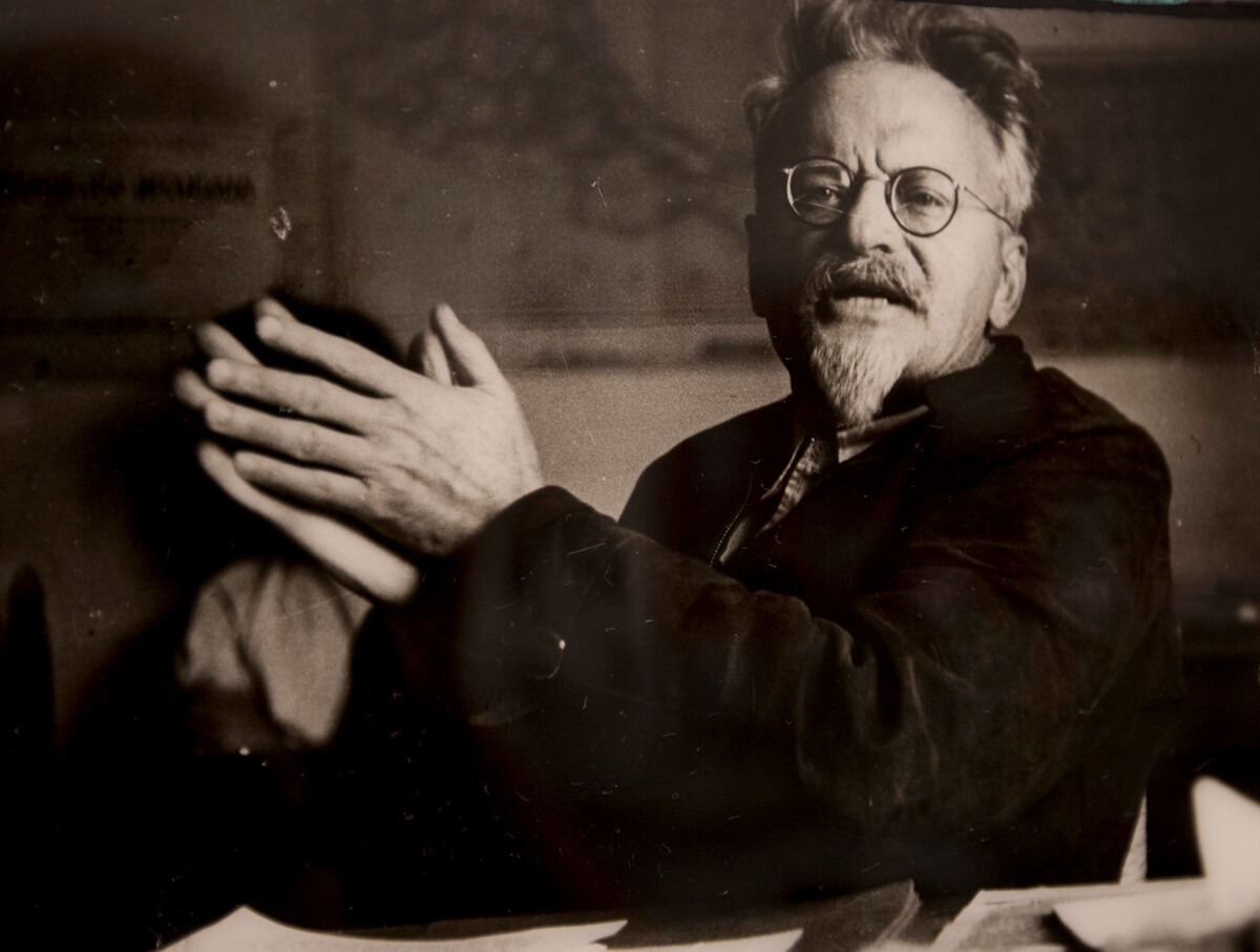 Riproduzione di un ritratto di Troskij mentre tiene un discorso nel suo studio, a Città del Messico, Messico