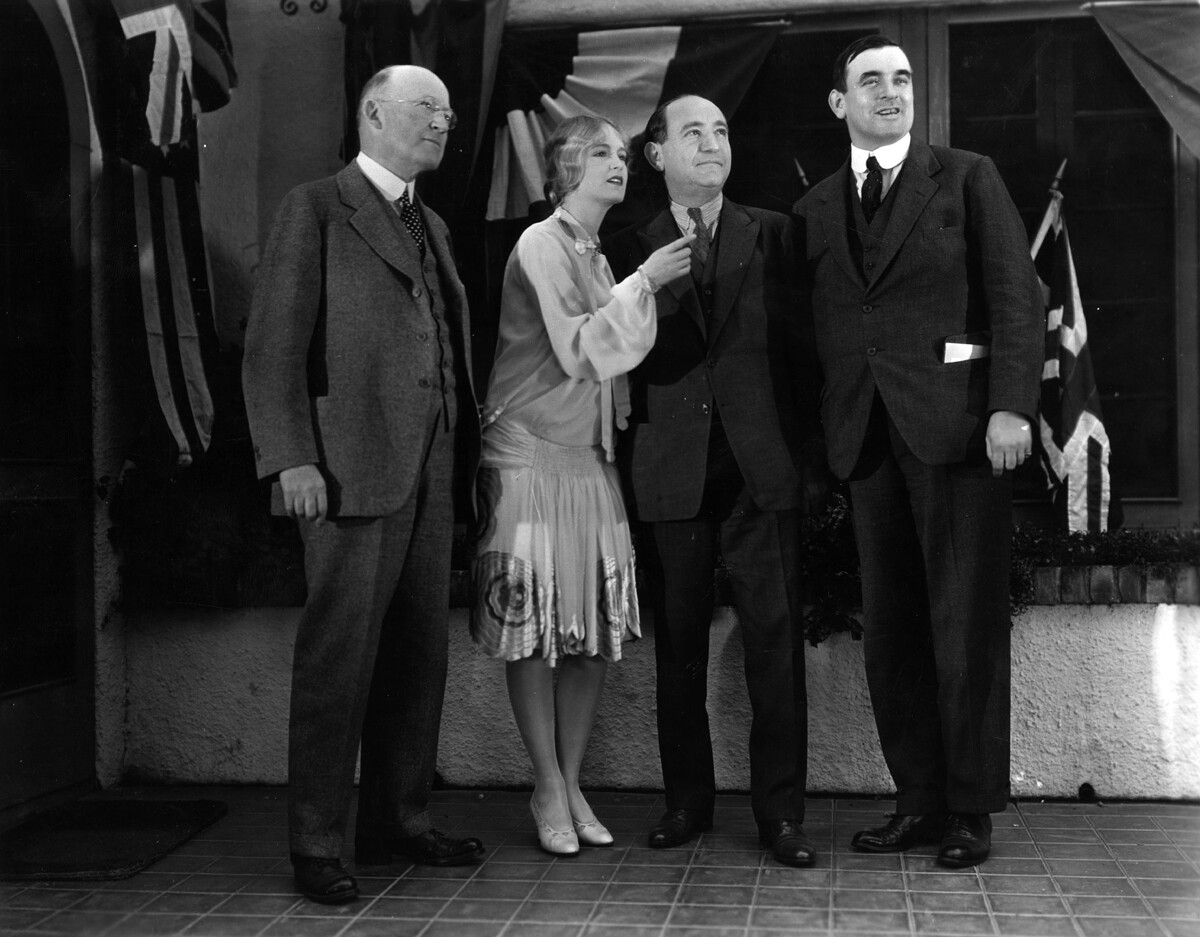 Joseph Schenck (il secondo da destra) accoglie i membri della stampa britannica a Hollywood come presidente dell'Unione degli Artisti, 1929