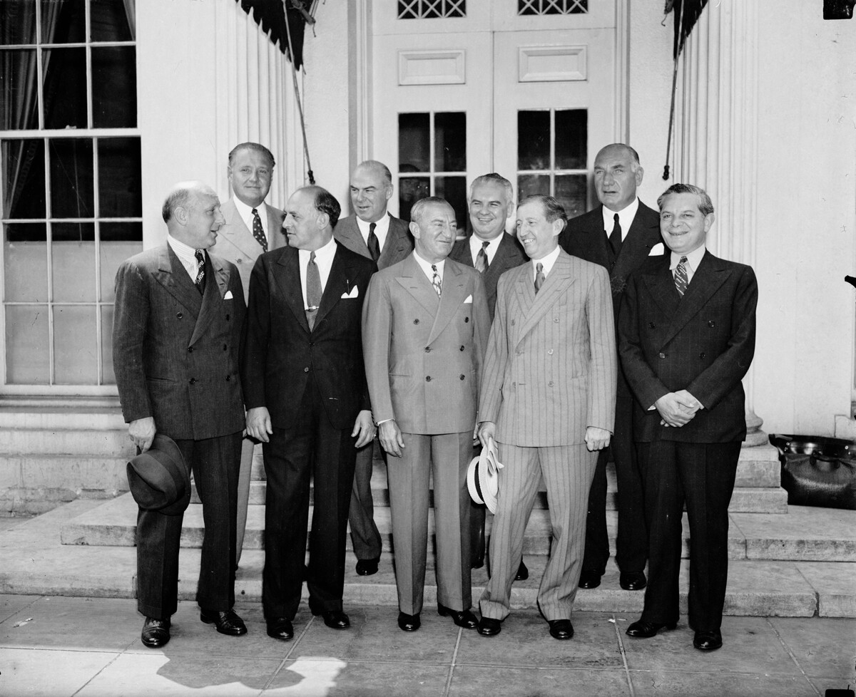 Un gruppo di dirigenti di società cinematografiche dopo una conferenza con il Presidente Roosevelt. Nicholas M. Schenck al centro della prima fila, 1938