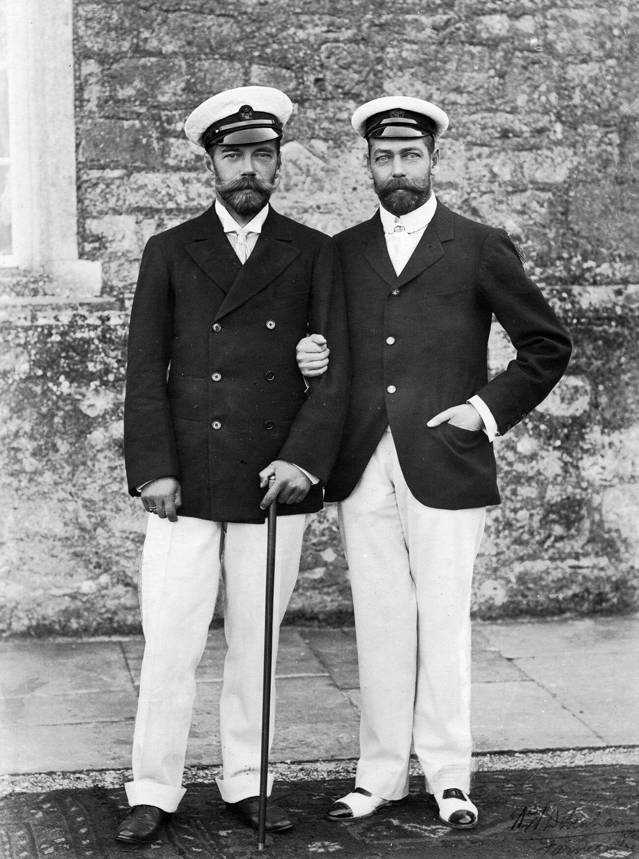 Ruski car Nikolaj II. in britanski kralj Jurij V. Nikolaj II (1868-1918) (levo) je leta 1894 postal ruski cesar, njegov bratranec Jurij V. (1865-1936) pa se je leta 1910 povzpel na britanski prestol. Oba sta bila vnuka kraljice Viktorije (1819-1901).