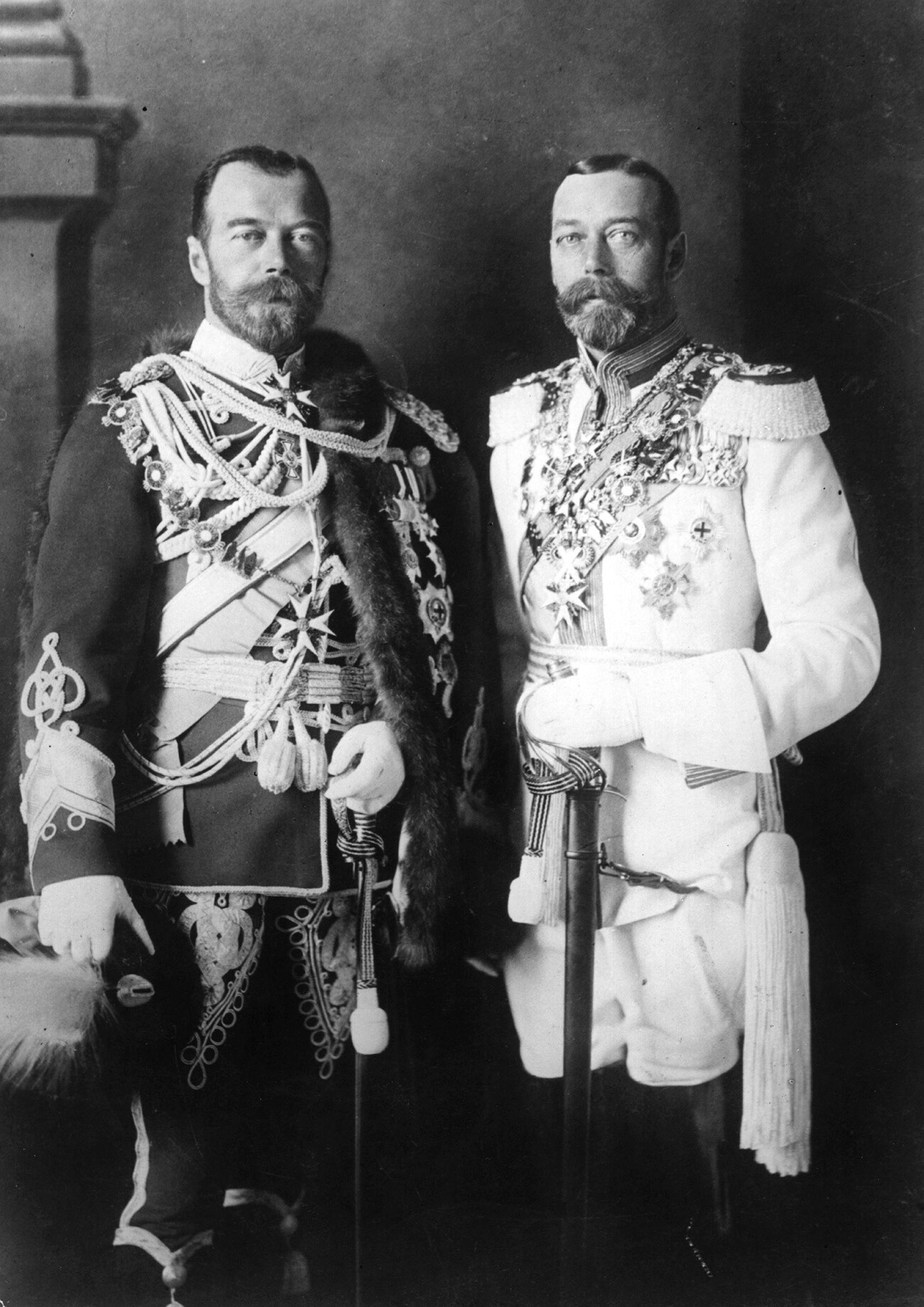 Ruski cesar Nikolaj II. s svojim fizično podobnim bratrancem, kraljem Združenega kraljestva Jurijem V. (desno), v nemških vojaških uniformah v Berlinu pred vojno; 1913 