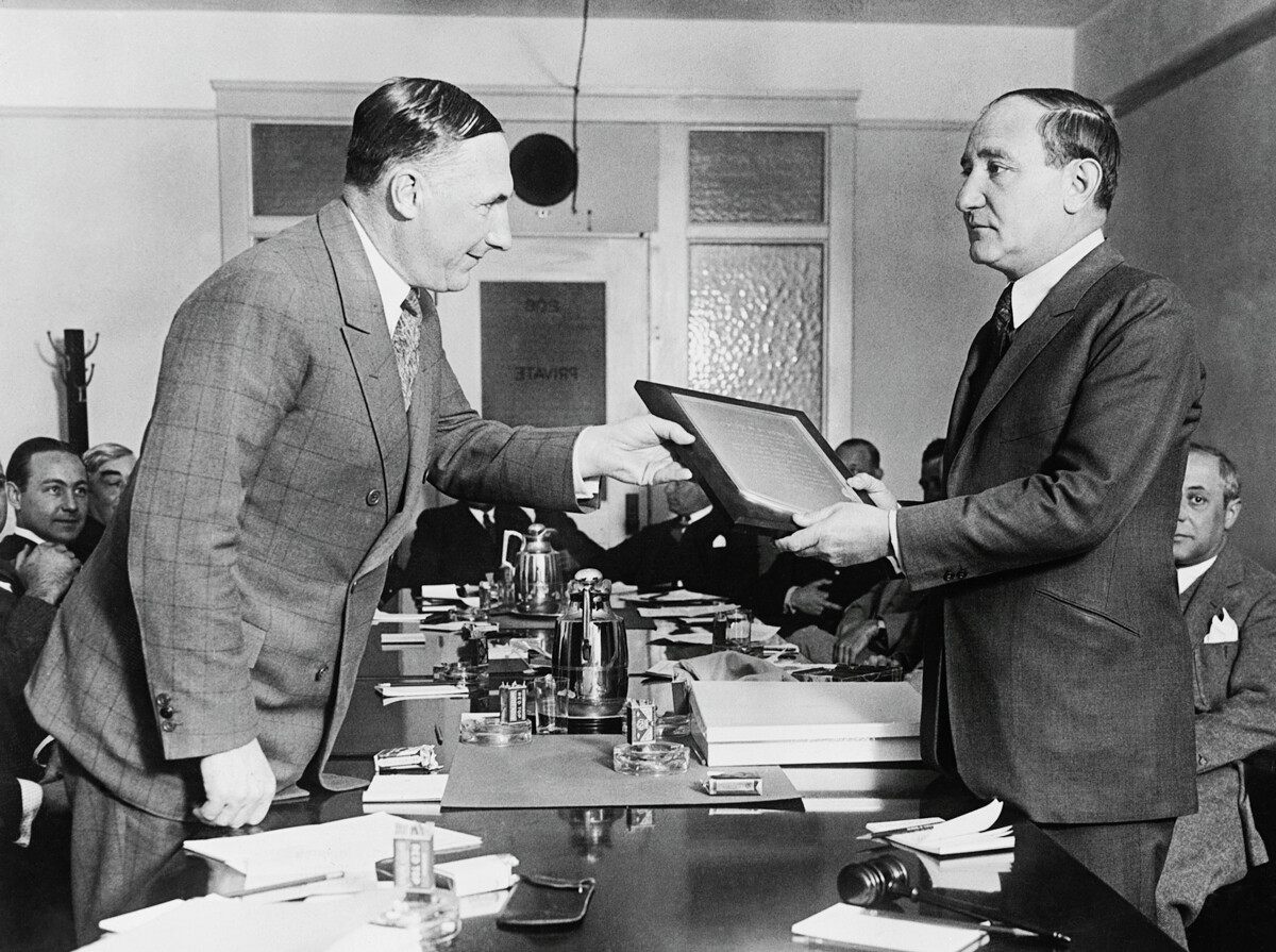 Joseph M. Schenick (kanan) dianugerahi plakat perak sebagai penghargaan atas jasanya sebagai presiden Asosiasi Produser Film California, Los Angeles, 1925.