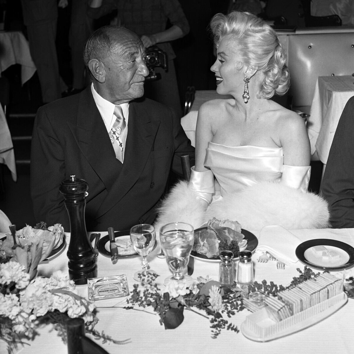 Joseph Schenck e Marilyn Monroe na festa de aniversário de Walter Winchell, 1953


