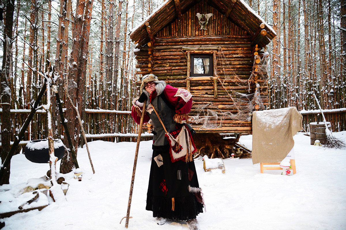 Baba Yaga, représentation théâtrale dans la résidence du Père-Noël russe, dans le village de Nelja