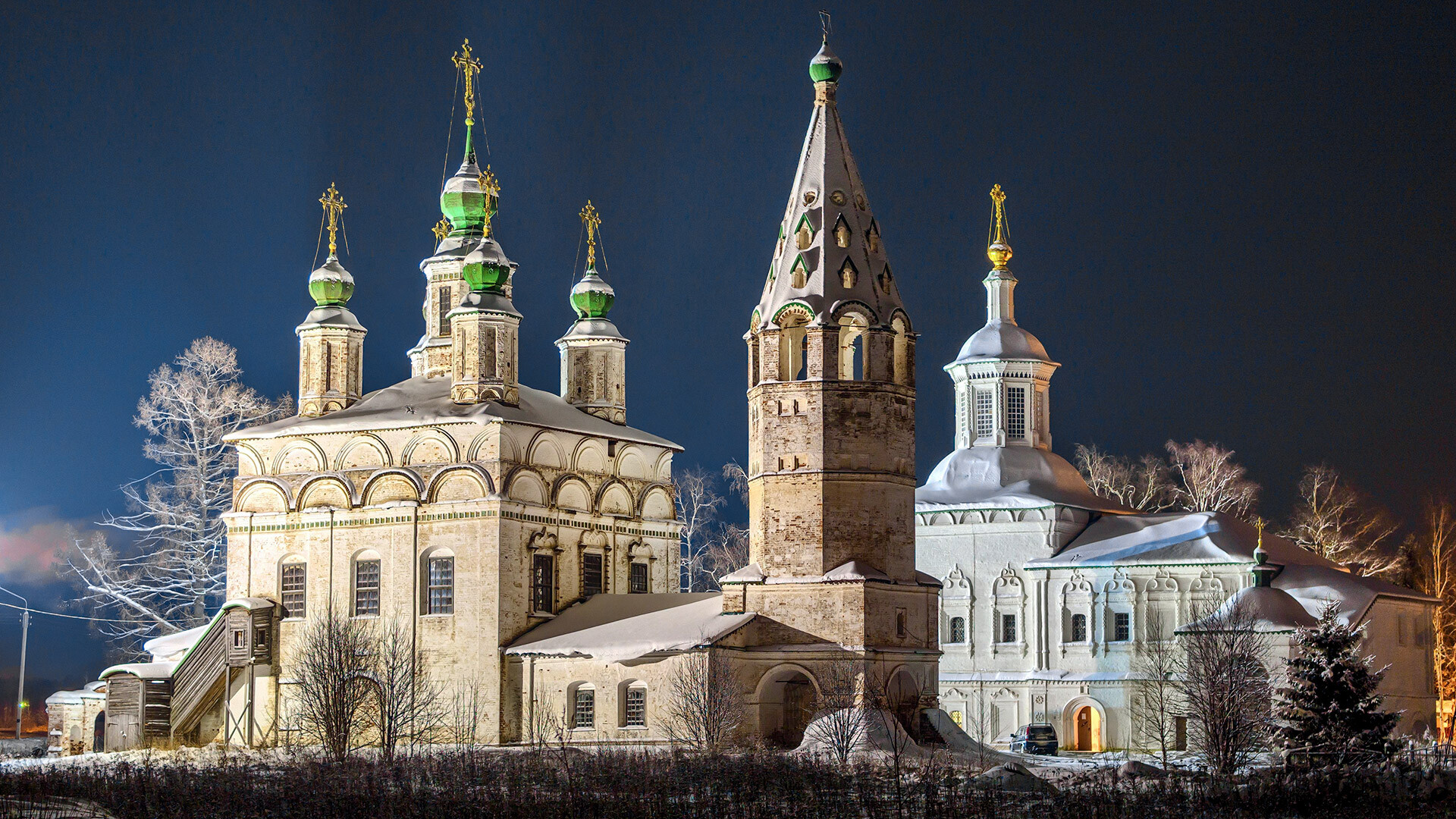 Winter Nacht Ansicht Ensemble der alten orthodoxen Kirchen in Welikij Ustjug.
