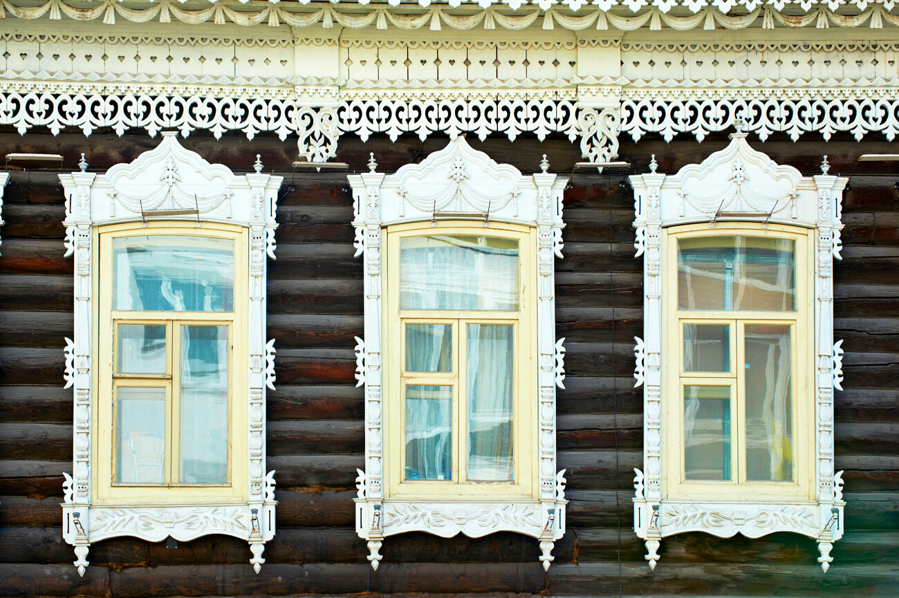 Finestre decorate con cornici in legno intagliate 