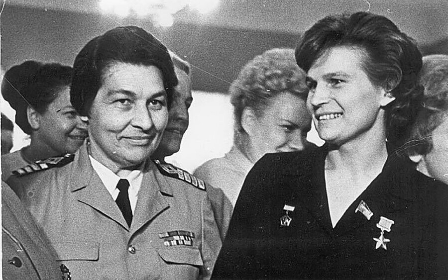 Anna Shchetinina dan Valentina Tereshkova (perempuan pertama di luar angkasa) di Kongres Perempuan di Moskow
