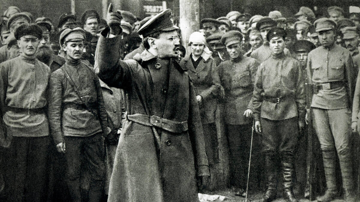 Leon Trotsky berpidato di depan tentara Tentara Merah.