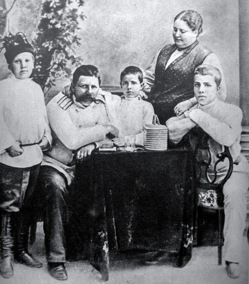 Семья Дягилевых (справа налево): Сергей Дягилев, вторая жена отца Елена Панаева, сын Юрий, отец Павел, сын Валентин