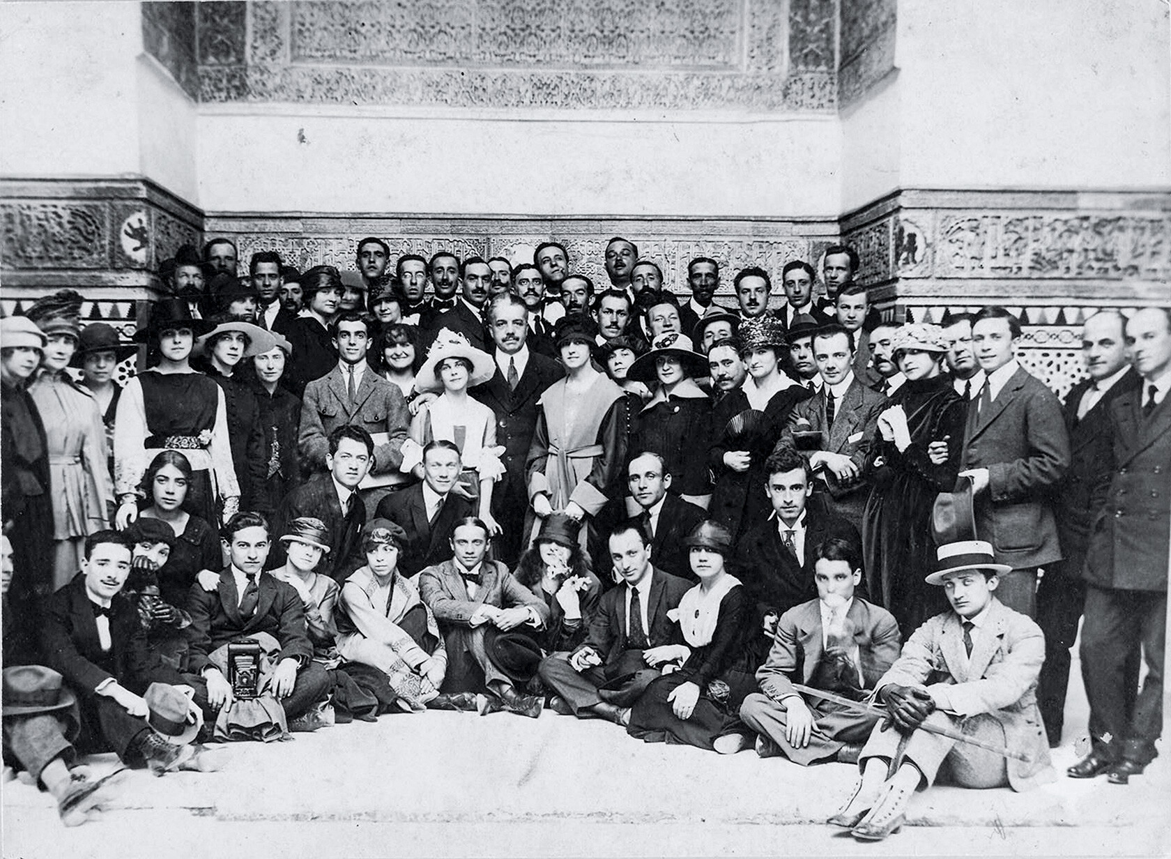Труппа Дягилева в Севилье, 1916 год (сам импрессарио в центре)
