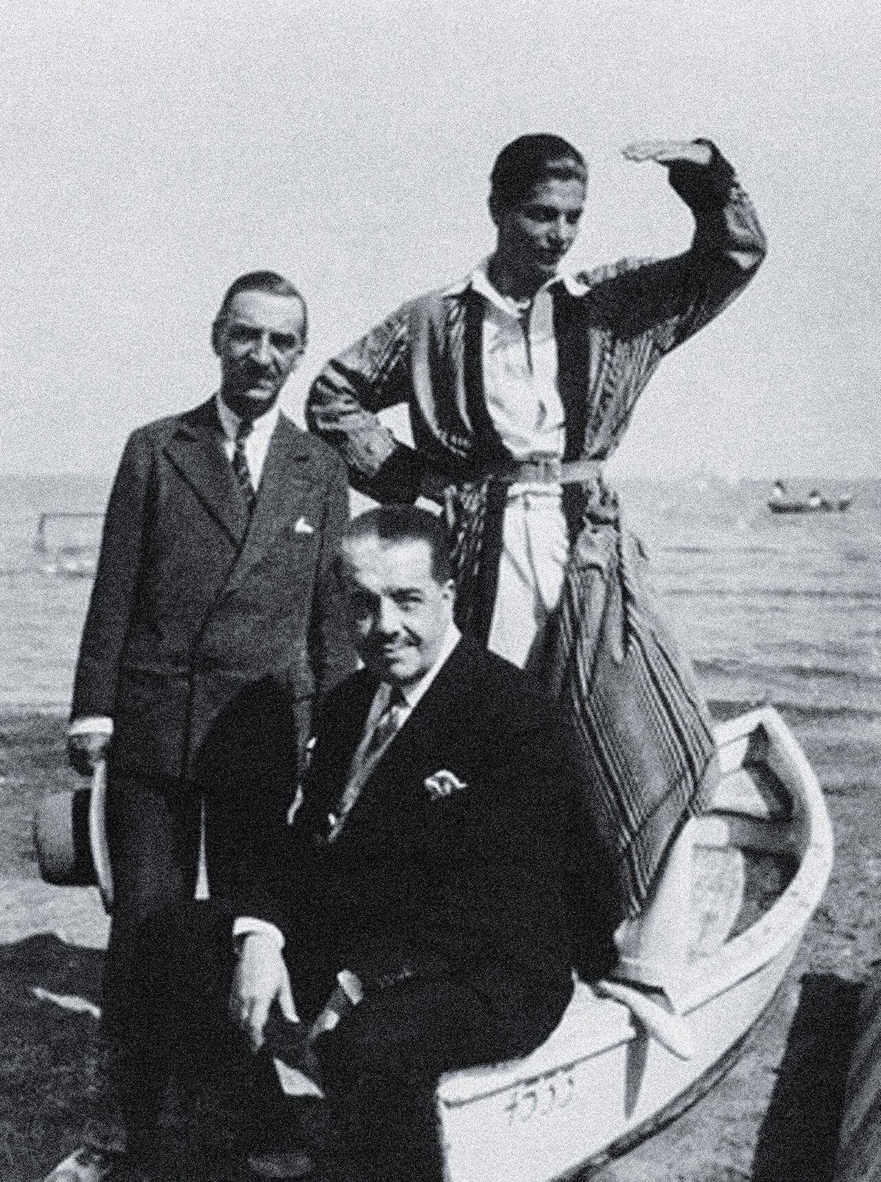 Пианист Вальтер Нувель, Сергей Дягилев и танцовщик Серж Лифарь на острове Лидо в Венеции