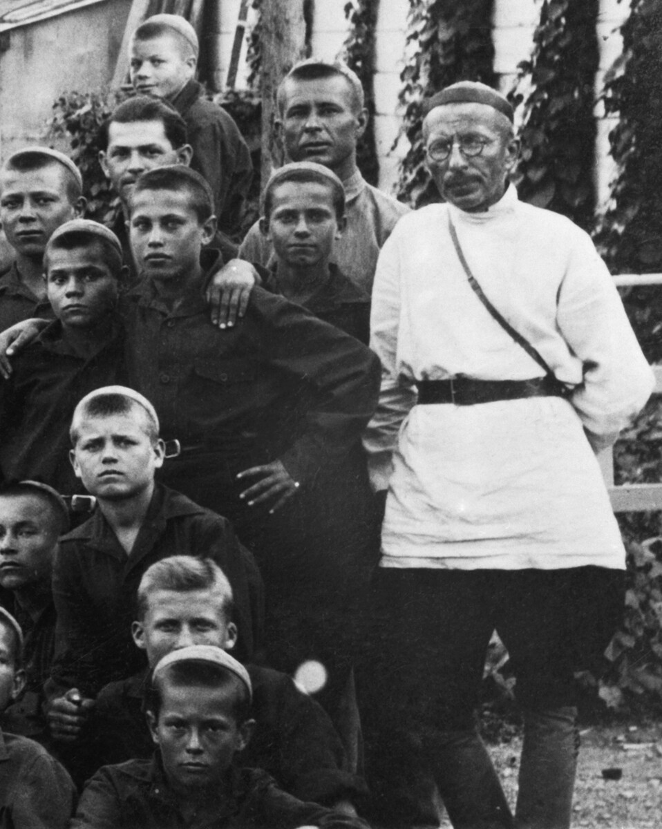 Anton Makarenko mit seinen Gemeindeschülern in den Sommerferien in Jalta, 1930.