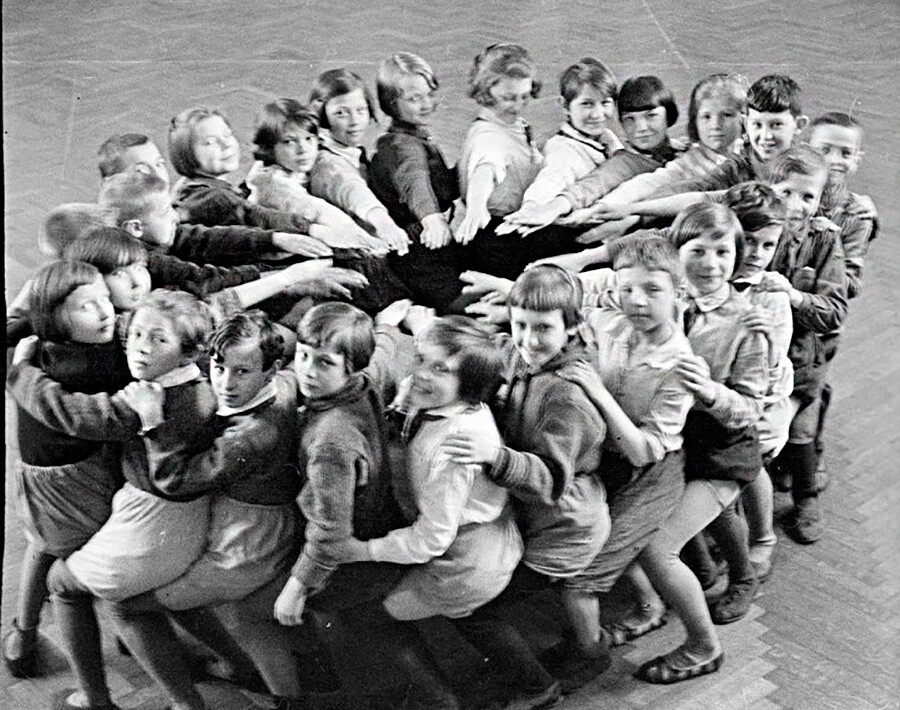 Schüler in der Pause. Exemplarische Schule Nr. 9 in Moskau, 1930.