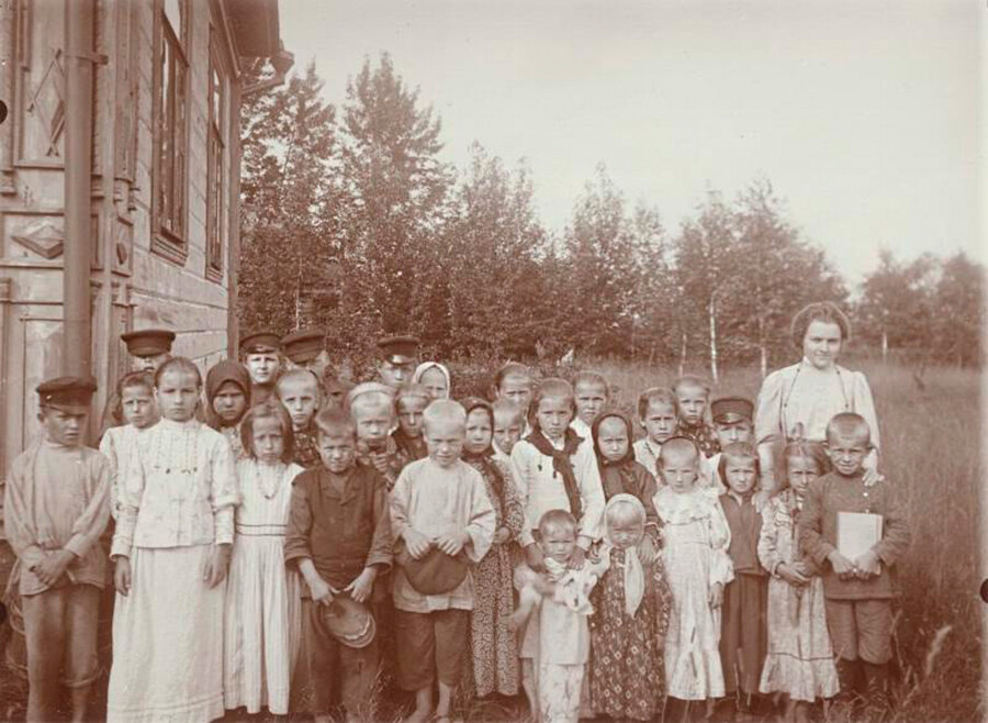 Schülerinnen und Schüler einer Dorfschule, 1910 - 1917.