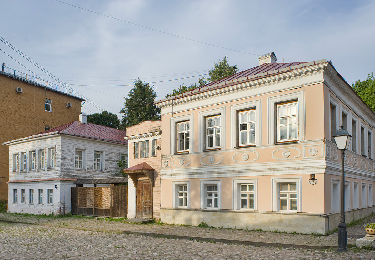 Casas de madera del siglo XIX en calle de Krutitski. 16 de julio de 2016