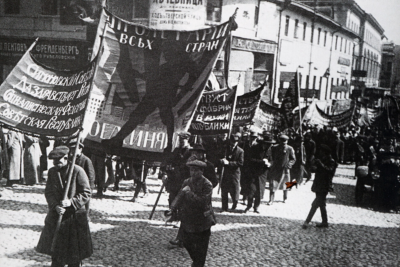 Демонстрации по повод Празникот на трудот, Тверскаја улица, Москва, 1 мај 1918.