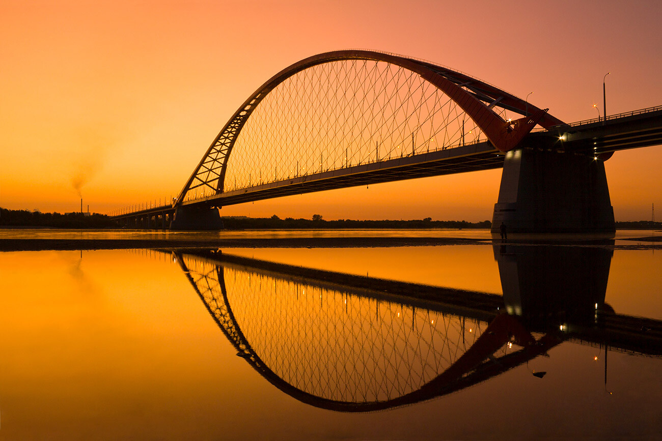 Ponte Bugrinski sobre o rio Ob, em Novosibirsk