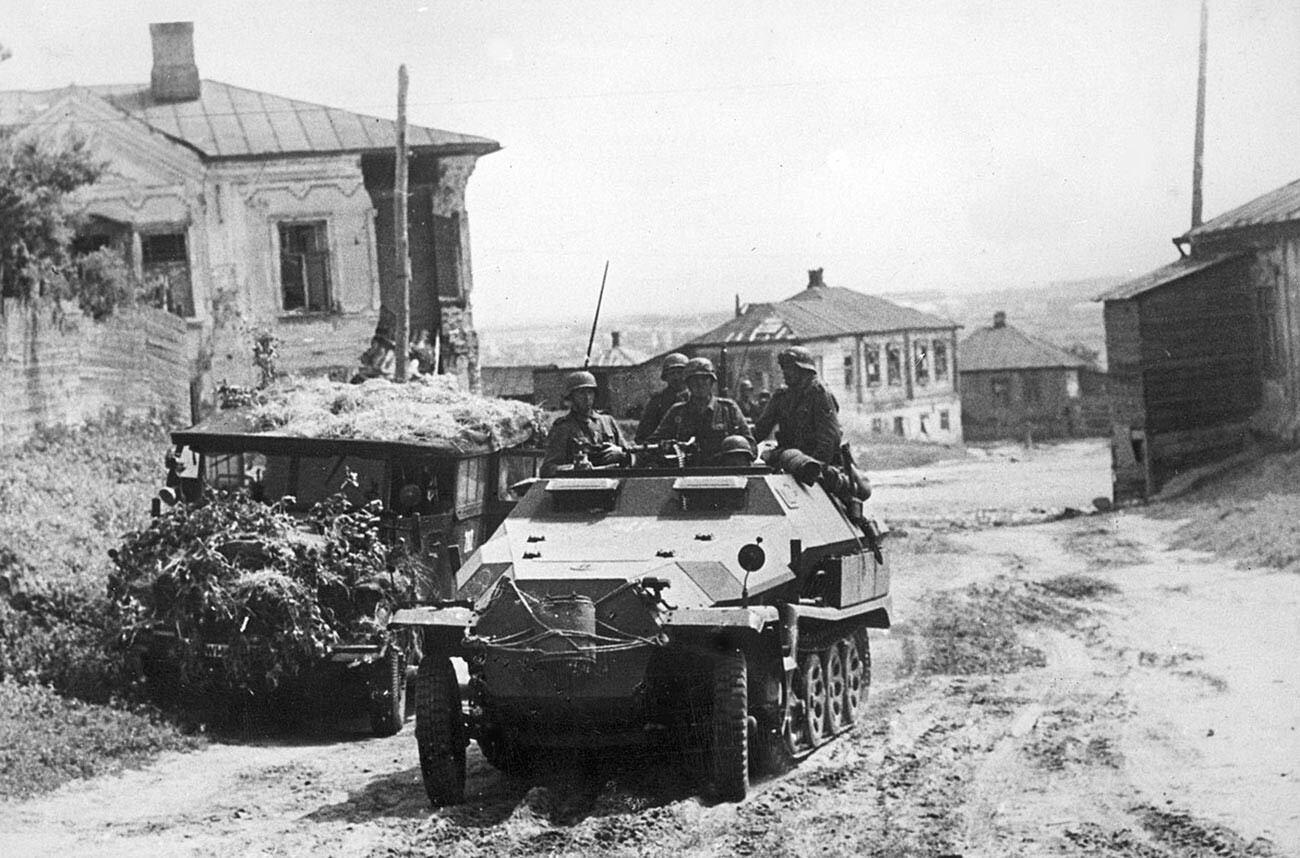 Nemški transporter SdKfz 251 Ausf C na poti do Voroneža