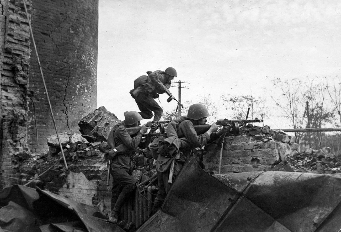 Vojaki Rdeče armade s PPSh-41 med uličnimi boji v Stalingradu. november 1942