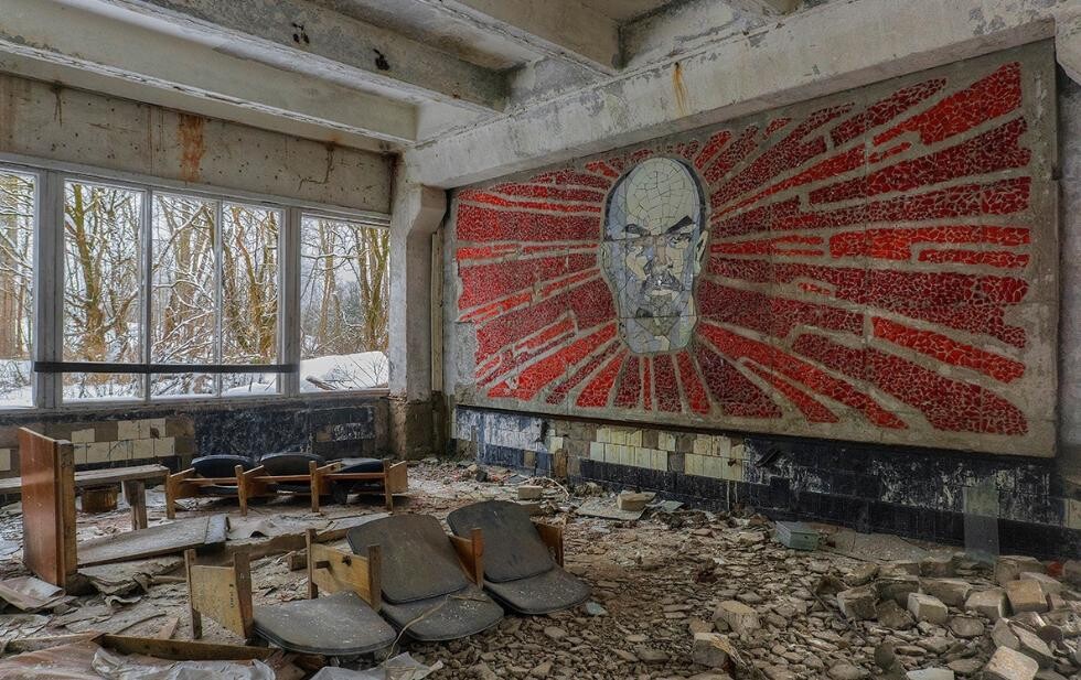 Escuela abandonada con mosaico de Lenin. Apréciense la hoz y el martillo, también presentes. 