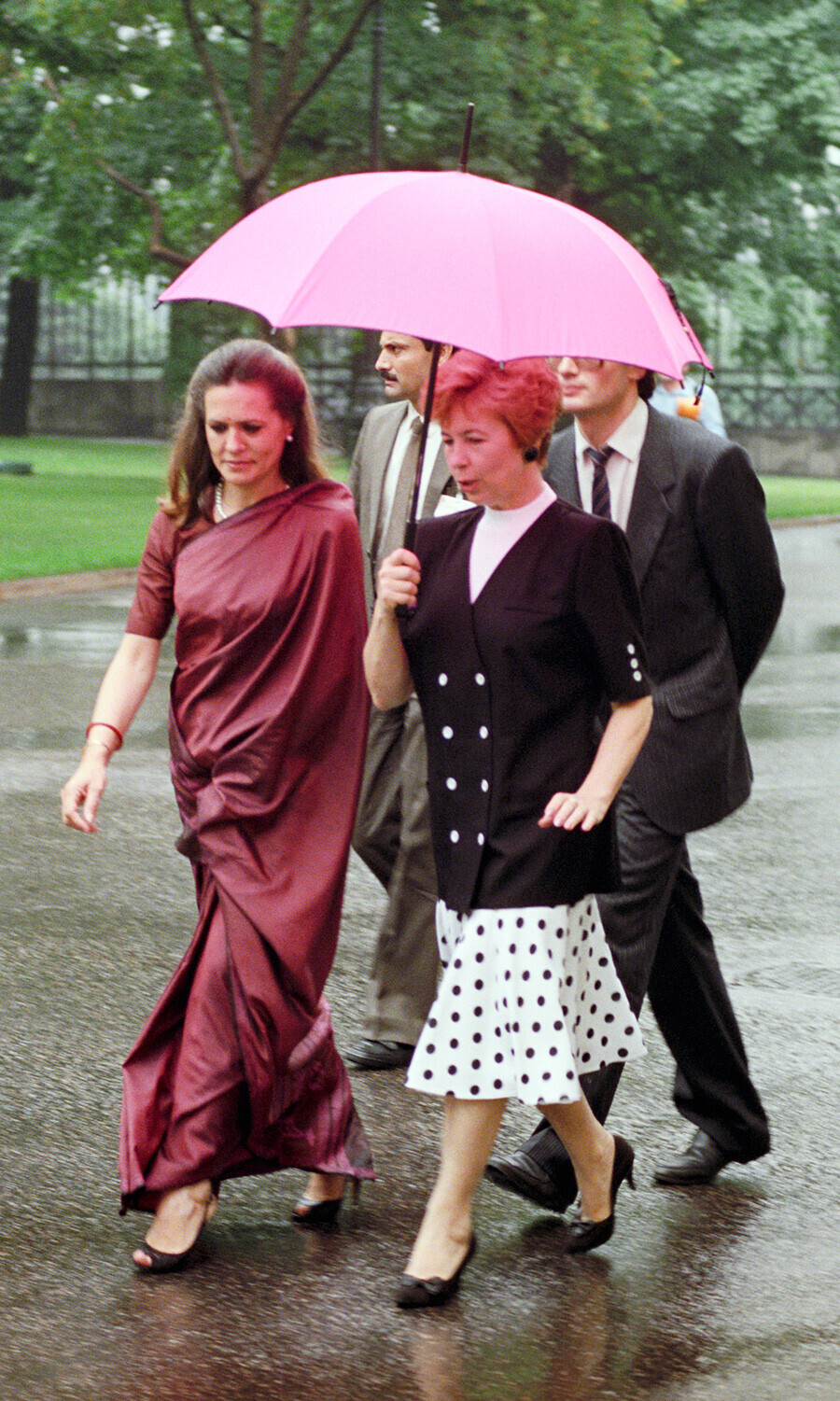 Raisa Gorbacheva menunjukkan atraksi Kremlin Moskow kepada istri perdana menteri India, Sonia Gandhi, 1989.