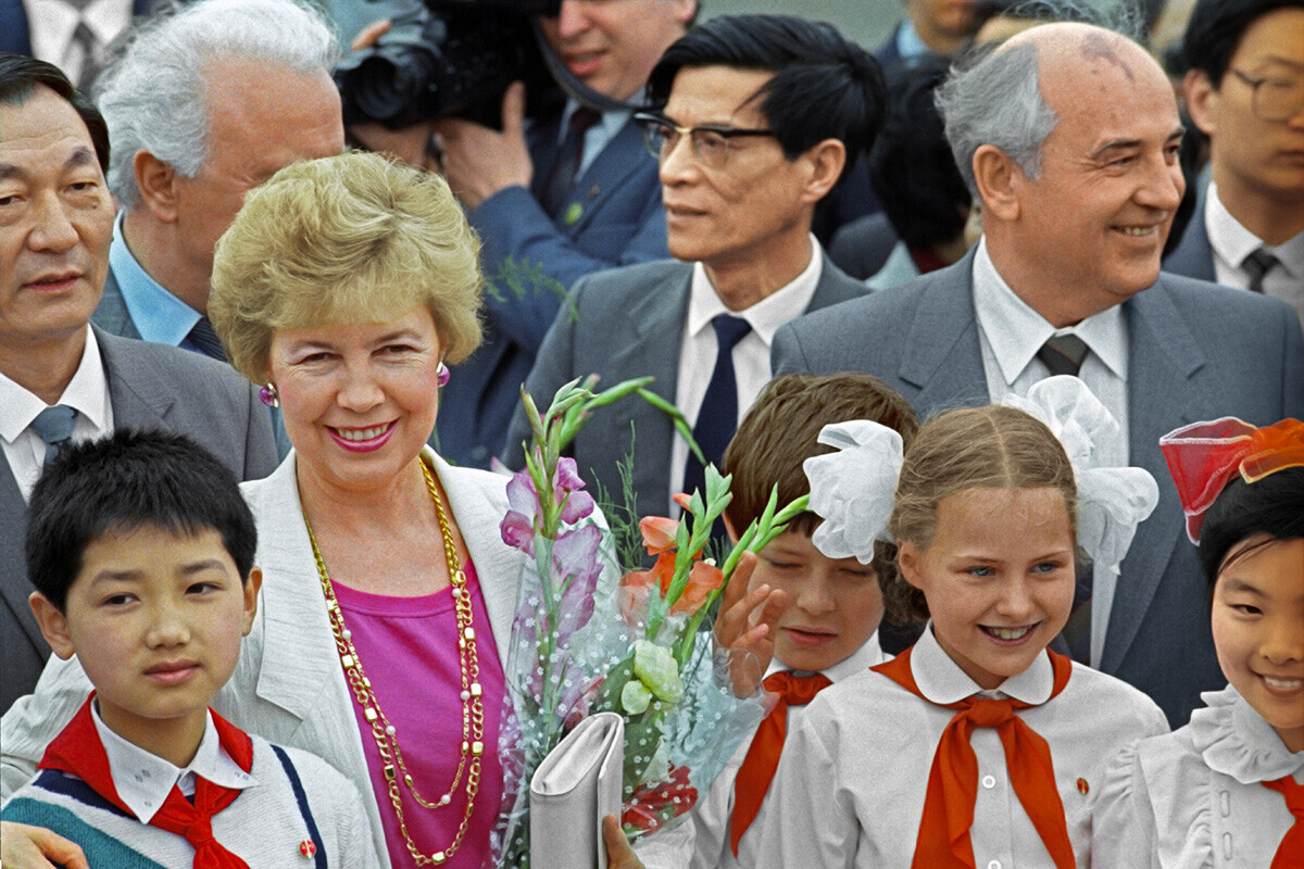 Mikhail dan Raisa Gorbachev disambut di bandara Shanghai, 1989