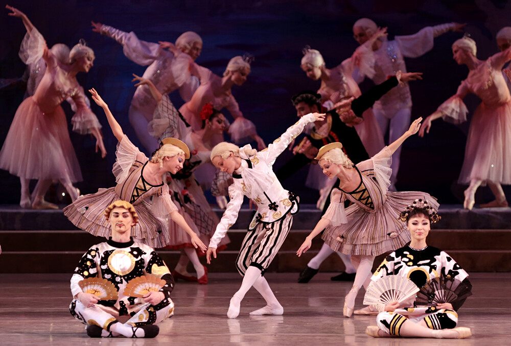 Učenci baletne akademije Vaganove uprizarjajo predstavo 